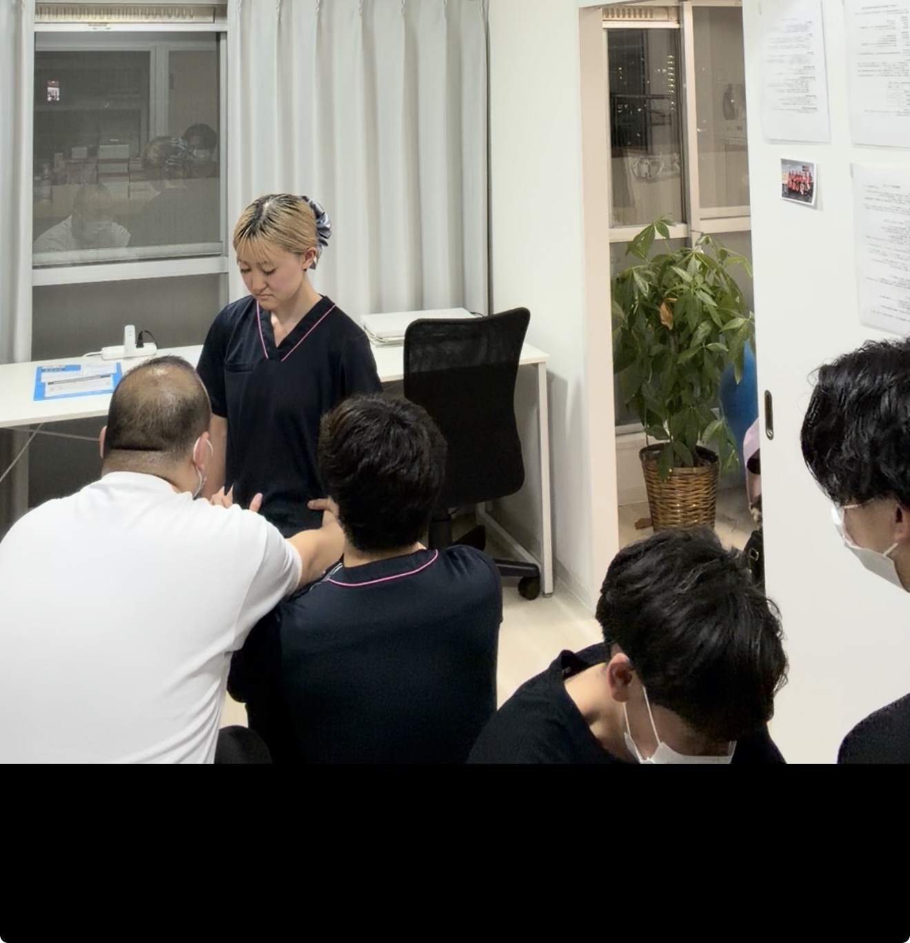 勉強会の様子。少人数で実技中心に学ぶセラピストたち